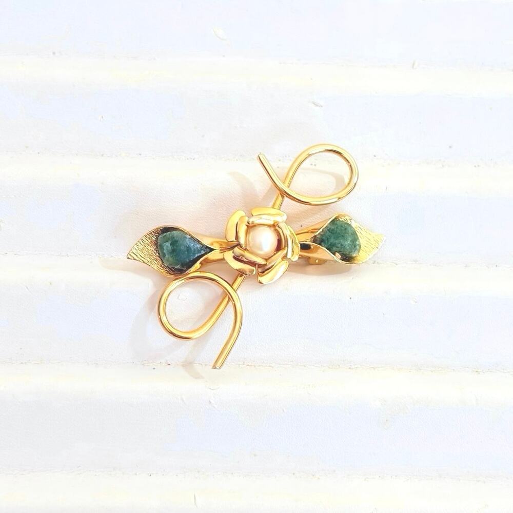 Vtg 1960 Nephrite Jade Stone Pearl Flower Swirl Brooch Gold Tone Mid-Century